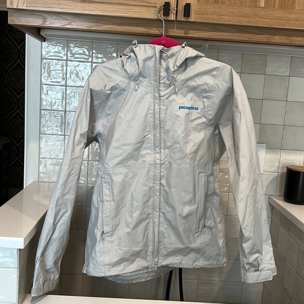 Patagonia women’s shell jacket in light gray sz. M